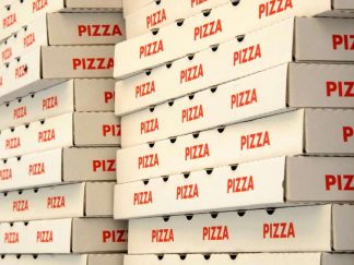 La prise de commandes chez Pizza Volant : De la pizza chez vous, mais à quel prix?